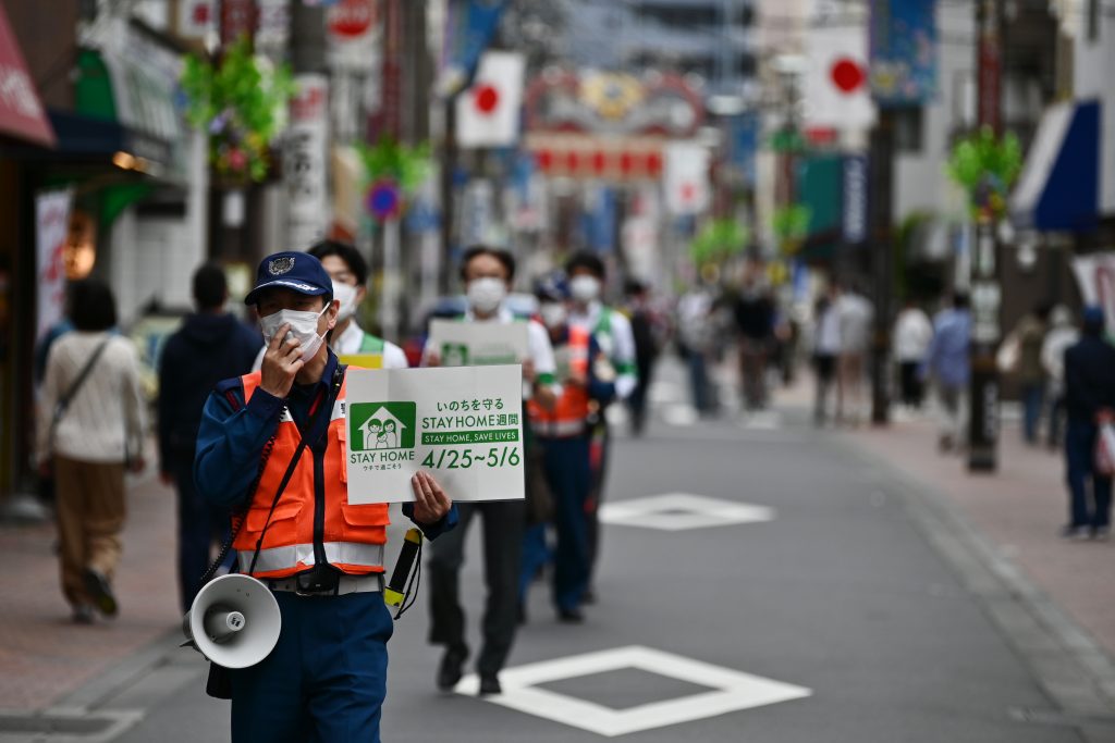 Municipal employees patrol a street asking people to stay home amid the COVID-19 coronavirus outbreak in Tokyo, May. 4, 2020. (AFP)