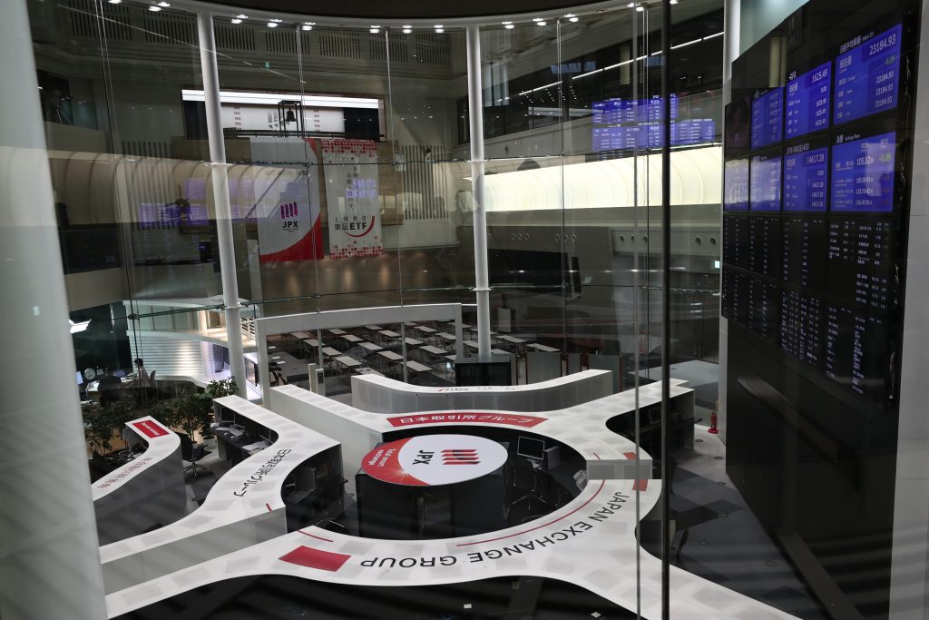 A general view of the interior of the tokyo stock exchange where trading was halted due to a glitch on the market in tokyo, Oct. 1, 2020. (AFP)