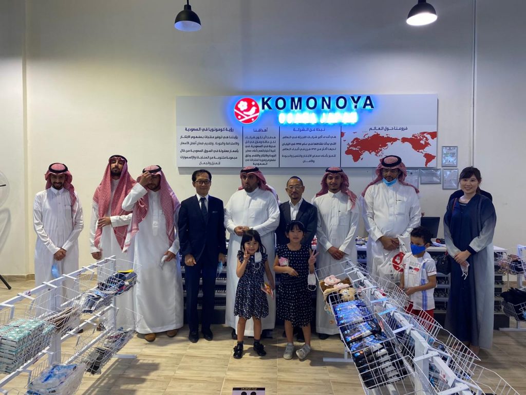 Amongst the attendees at the Komonoya opening in Saudi Arabia on October 29, was Japanese Counsellor Mr. Nakashima Yoichi, Second Secretary at the Japanese embassy in Riyadh Mr.Takashi Hayasaka, and Managing Director at JETRO Mr. Hideki Sho.  (Arab News Japan)