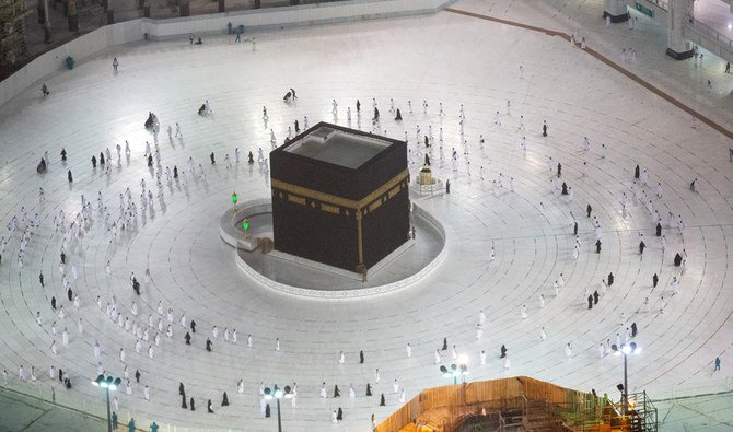 Preventive measures applied to those entering the Grand Mosque included temperature checks, sanitization operations, smart bands, face coverings and social distancing while performing Umrah rituals. (Photo/Yasser Bakhsh)