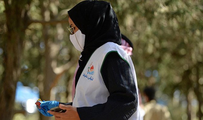 Young volunteers take part in cleanup campaign campaign. (SPA)
