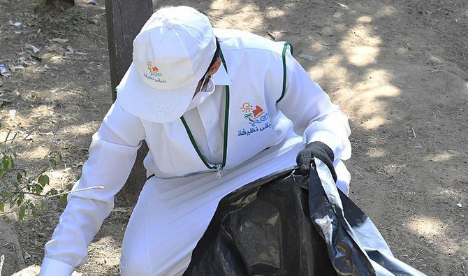 Young volunteers take part in cleanup campaign campaign. (SPA)