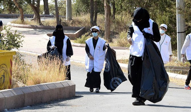 Young volunteers take part in cleanup campaign campaign. (SPA)