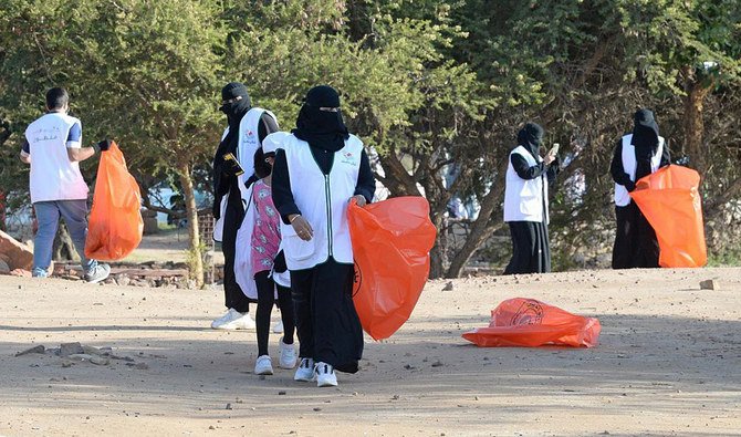 Young volunteers take part in cleanup campaign campaign. (SPA)
