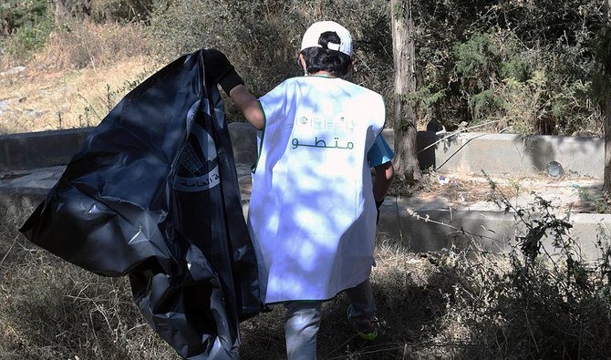 Young volunteers take part in cleanup campaign campaign. (SPA)