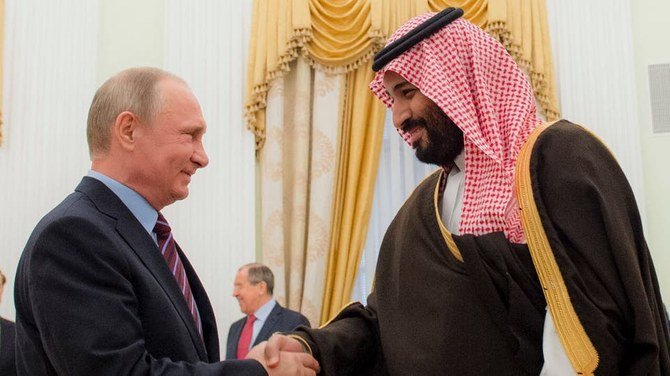 Saudi Arabia’s Crown Prince Mohammed bin Salman shakes hands with Russian President Vladimir Putin. (File/SPA)