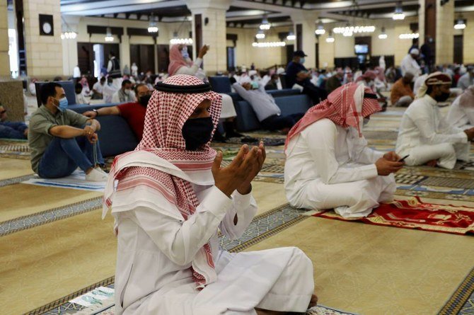 A man wearing a mask performs the Friday prayers inside the Al-Rajhi Mosque in Riyadh. (Reuters/File Photo)