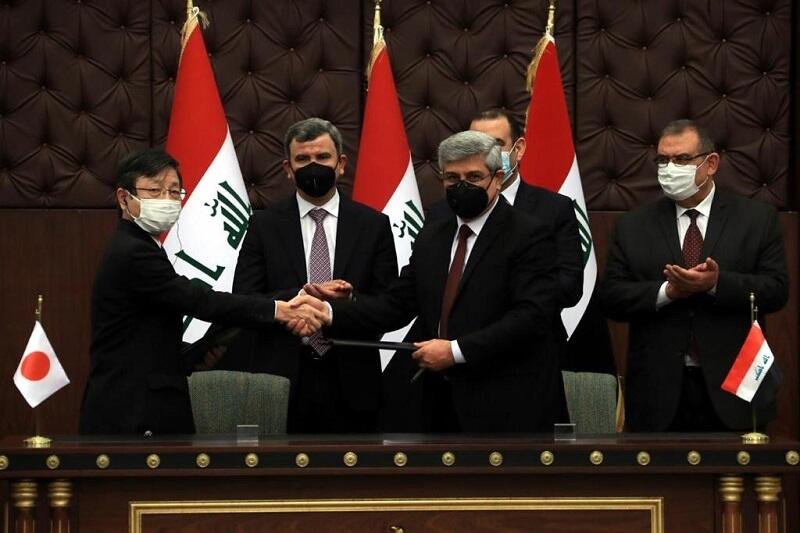 JGC Global President Yamazaki (left) and Husam Wali Iraq Southern Refining Corporation President (right) shake hands after signing the contract (JGC photo)