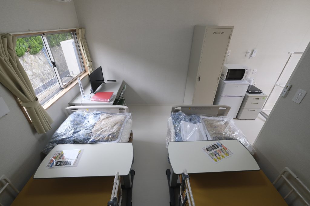 In Tokyo, the COVID-19 bed occupancy came to 33 percent, with 1,312 infected people hospitalized. Meanwhile, the occupancy of beds for severely ill patients in the Japanese capital hit 37 percent, the highest level across the country. (AFP)