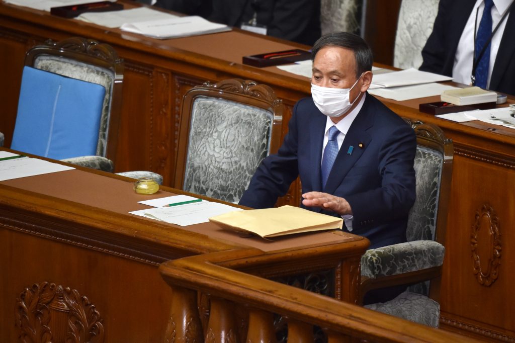 Japan's Prime Minister Yoshihide Suga, wearing a face mask at an extraordinary session of the lower house at parliament in Tokyo, Oct. 26, 2020. (AFP)