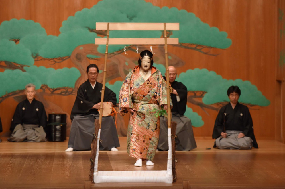 Shonosuke Okura belongs to the 16th generation of his family who has mastered the art of playing the tsuzumi. (sho-okura)