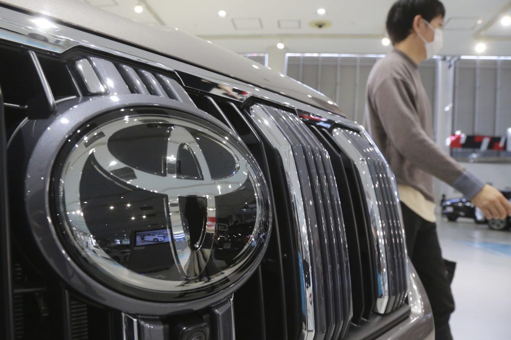 Toyota’s July-September profit fell 11% as the coronavirus pandemic slammed global demand, but Japan’s top automaker appeared to be holding up well, compared to weaker rivals that have sunk into the red. (File photo/AP)