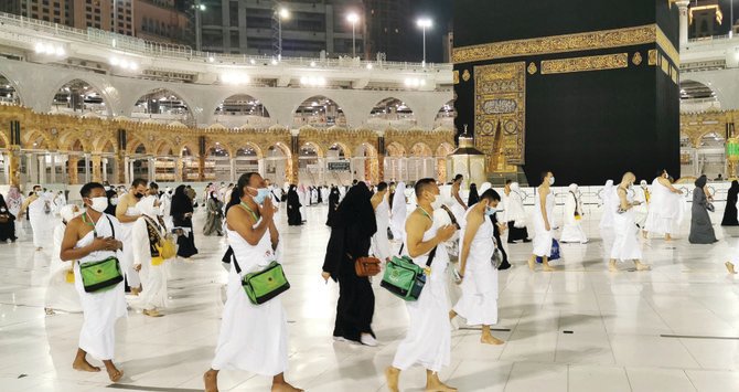 A decision by the Kingdom to ease Umrah restrictions adopted earlier this year to curb the spread of the coronavirus means pilgrims from around the world are now allowed to perform the ritual and visit Madinah under strict conditions. (SPA)