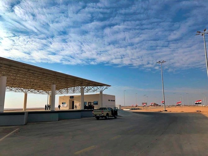 Iraqi security forces stand guard at the Iraqi side of the Arar border crossing in Anbar, Iraq, Wednesday, Nov. 18, 2020. (AP)