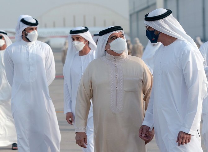 Bahrain's King Hamad bin Isa al-Khalifa is received by Abu Dhabi Crown Prince Mohammed bin Zayed al-Nahyan upon his arrival to Abu Dhabi, United Arab Emirates, November 17, 2020. (BNA via Reuters)