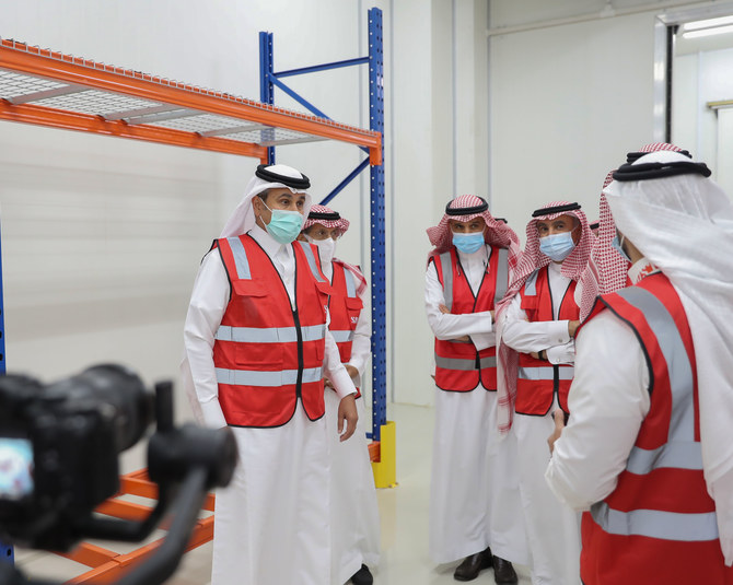 Saleh Al-Jasser, minister of transportation, left, tours the facility. (AN photo by Yazeed Alsamrani)