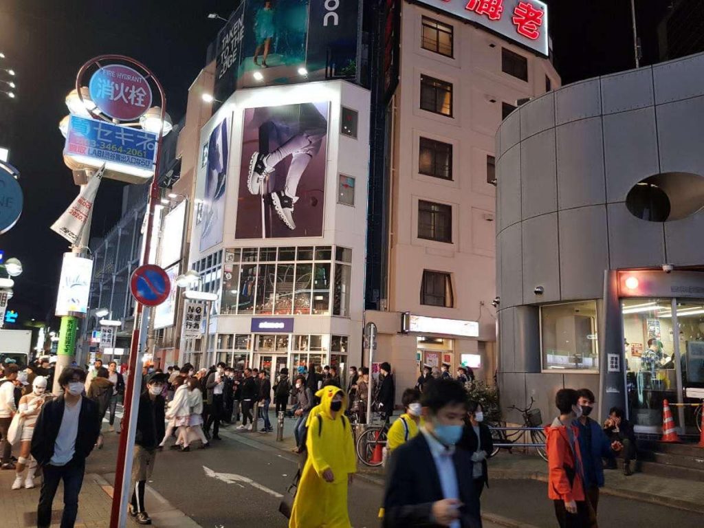 People on the streets of Tokyo celebrated Halloween despite the COVID-19 pandemic. (ANJ Photo)