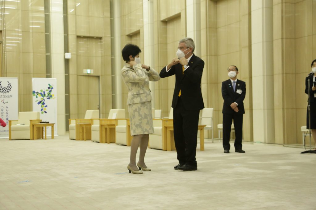 Tokyo governor Yuriko Koike (left) greets IOC president Thomas Bach. (ANJ)