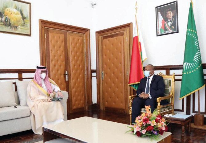 Saudi Minister of State for African Affairs Ahmed bin Abdul Aziz Qattan meets Madagascan Prime Minister Christian Ntsay. (SPA)