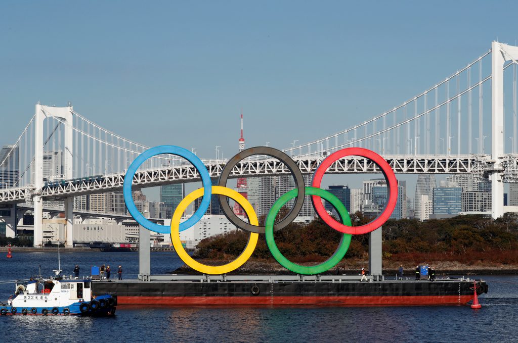 Olympic rings, which were temporarily taken down in August for maintenance amid the coronavirus disease (COVID-19) outbreak, are towed by a boat for reinstallation at the waterfront area at Odaiba Marine Park in Tokyo, Japan Dec. 1, 2020. (File photo/Reuters)