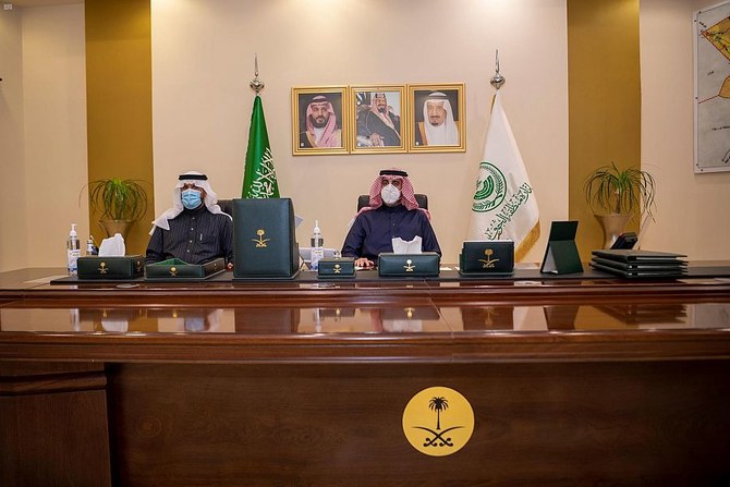 Al-Jouf Gov. Prince Faisal bin Nawaf witnesses the signing of an agreement between Al-Jouf principality and the Environment Ministry. (SPA)