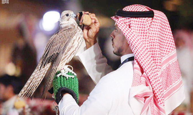 Falcon lovers will witness the birds of prey take part in the Al-Malwah 400-meter competition. (SPA/File)