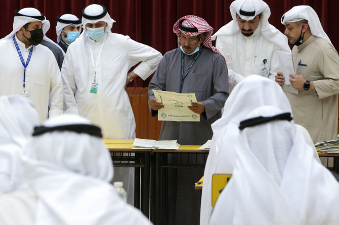 A Kuwaiti judge (C) and his aides count the ballots at a polling station at the end of the parliamentary elections vote, in the Abdullah al-Salem district of Kuwait city on December 5, 2020. (AFP / YASSER AL-ZAYYAT)
