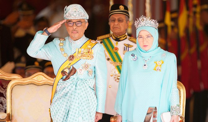 Malaysia's King Sultan Abdullah Sultan Ahmad Shah salutes next to Queen Tunku Azizah Aminah Maimunah and Prime Minister Mahathir Mohamad, center, during his welcome ceremony at Parliament House in Kuala Lumpur, Malaysia, Thursday, Jan. 31, 2019. (AP)