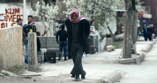 Turks consider the presence of Syrian refuges as a burden on their livelihood and as a source of unfair competition in the labor market with unregistered Syrians. (AFP/File)