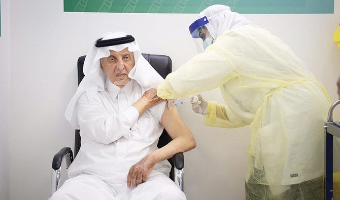 Makkah Gov. Prince Khaled Al-Faisal receives his first dose of a coronavirus vaccine on Saturday. (SPA)