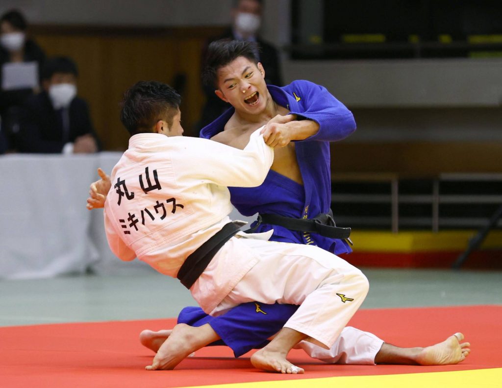Hifumi Abe (right) booked his place in Japan’s judo team for the Tokyo Olympics. (Kyodo/file)