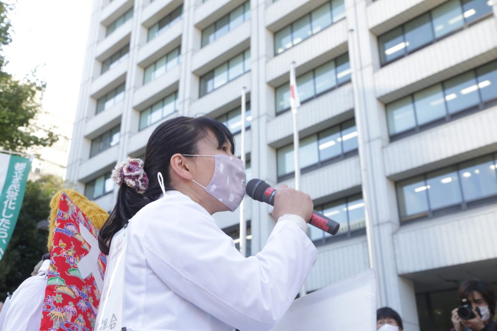 Nurses and doctors gathered near Ministry of labour health and welfare and want to ask to bureaucrats in charge of health workers. (ANJ Photo)