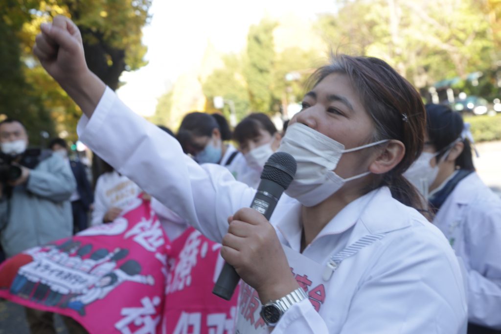 Nurses and doctors gathered near Ministry of labour health and welfare and want to ask to bureaucrats in charge of health workers. (ANJ Photo)