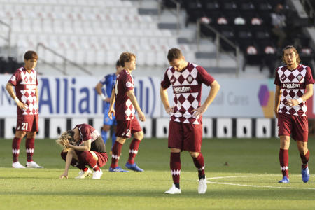 Vissel Kobe players are a dejected lot after their Champions League semifinal match against Ulsan Hyundai FC at Jassim Bin Hamad Stadium in Doha, Qatar, on Sunday. Vissel Kobe lost 1-2. (AP)