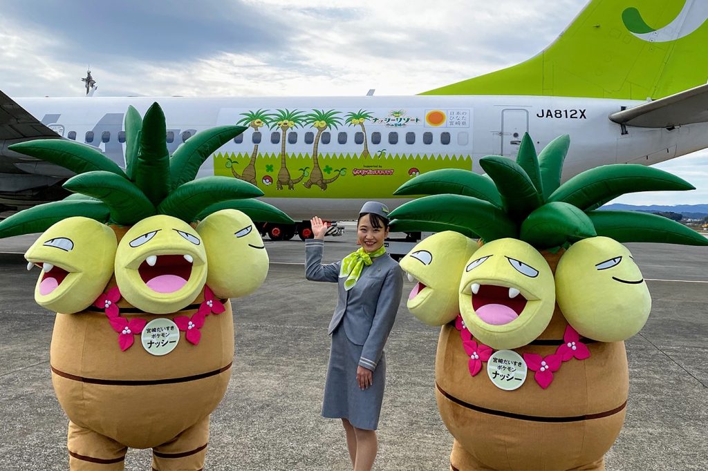 The exterior is illustrated with images of the Pokémon monster on a bed of grass, the plane also features the infamous Poké Balls. (PR Times)