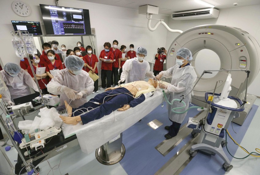 Self Defense Force nurses take part in a training session at a temporary medical facility for seriously ill COVID-19 patients in Osaka. (Kyodo)