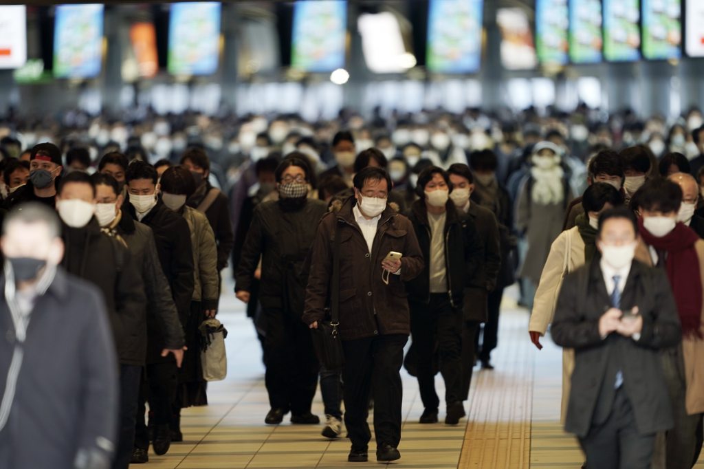 A station passageway is crowded with commuters wearing face mask during a rush hour Friday, Jan. 8, 2021 in Tokyo. (File photo/AP)