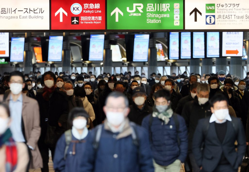  Commuters walk after exiting from their packed commuter trains at Shinagawa railway station in Tokyo, Japan, 08 January 2021, the first day of a state of emergency, Jan. 7, 2021. (File photo/EPA)