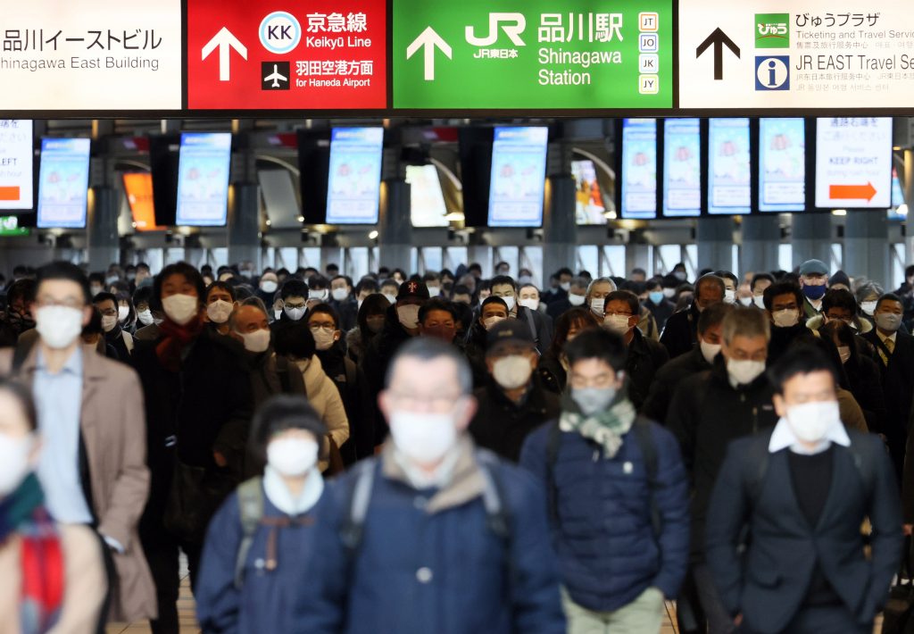 Commuters walk after exiting from their packed commuter trains at Shinagawa railway station in Tokyo, Japan, 08 January 2021, the first day of a state of emergency, Jan. 7, 2021. (File photo/EPA)