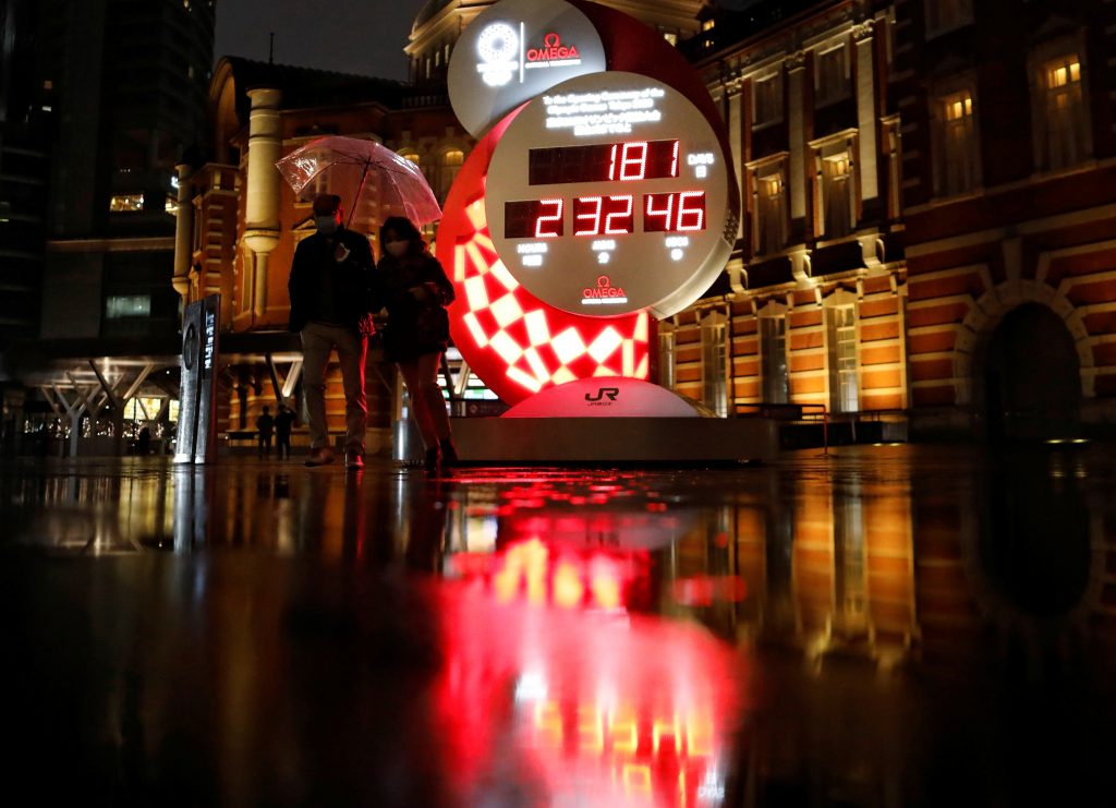 Passersby walk past a countdown clock to the Tokyo 2020 Olympic Games that have been postponed to 2021 due to the coronavirus disease (COVID-19) outbreak, in Tokyo, Japan Jan, 23, 2021. (File Photo/Reuters)