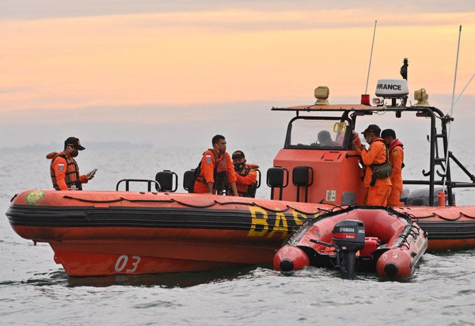 Members of a search and rescue team conduct operations near Lancang island on January 10, 2021, where a Sriwijaya Air Boeing 737-500 is suspected to have crashed shortly after the jet took off from Jakarta airport on January 9. (AFP / ADEK BERRY)