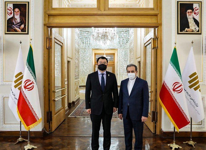 Handout picture provided by the Iranian foreign ministry on Jan. 10, 2021, shows South Korea’s Deputy Foreign Minister Choi Jong-kun (L) meeting with his Iranian counterpart Abbas Araghchi, in the Iranian capital Tehran. (AFP)