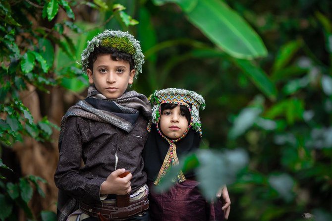 Children aAl-Dayer coffee farmers are keen to have their children take part in the process of caring for the trees and harfesting the beans. (Supplied)nd parents on coffee farms enjoy the harvest, reflecting the value of the coffee tree among locals. (Supplied)