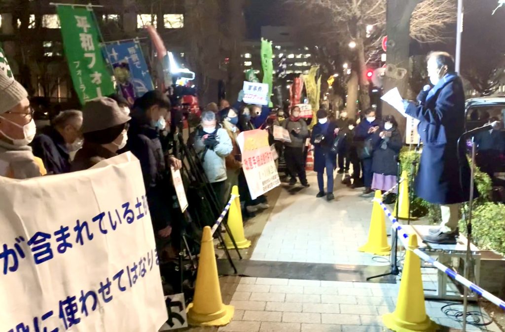 Protestors gatherd near the Parliament building in Tokyo calling on the lawmakers to disapprove COVID-19 related emergency bills (ANJ Photo)