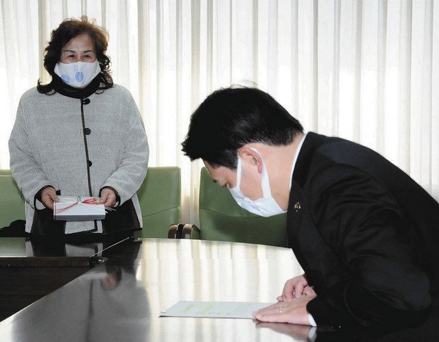 Mitsuko Arai receives a letter of appreciation from Gifu Mayor, Masanao Shibahashi (photo courtesy of Gifu city)