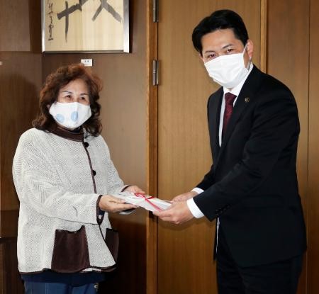 Mitsuko Arai receives a letter of appreciation from Gifu Mayor, Masanao Shibahashi (photo courtesy of Gifu city)