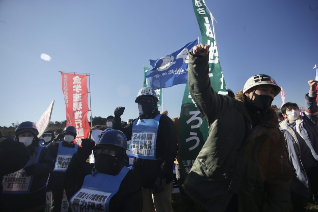 A group of protesters, opposing the plan to expand Narita Airport, show their solidarity with Takao Shito. (ANJ photo)