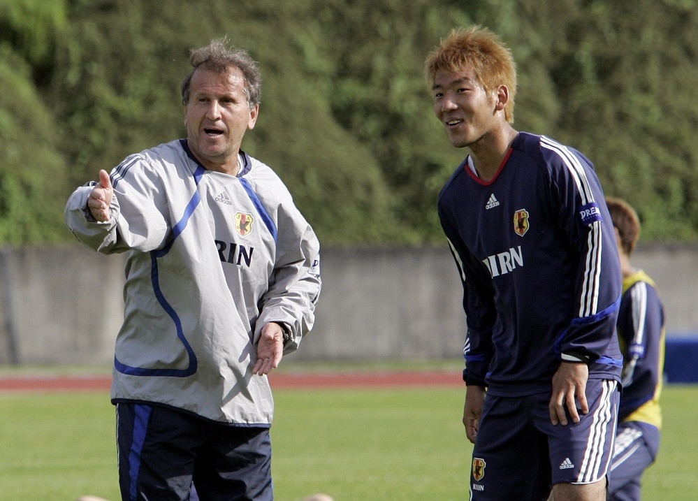 Japanese forward Masashi Oguro (right) listens to Brazilian legend Zico (left) during their individual training at the Sports Park North stadium in Bonn, 07 June 2006. (AFP)
