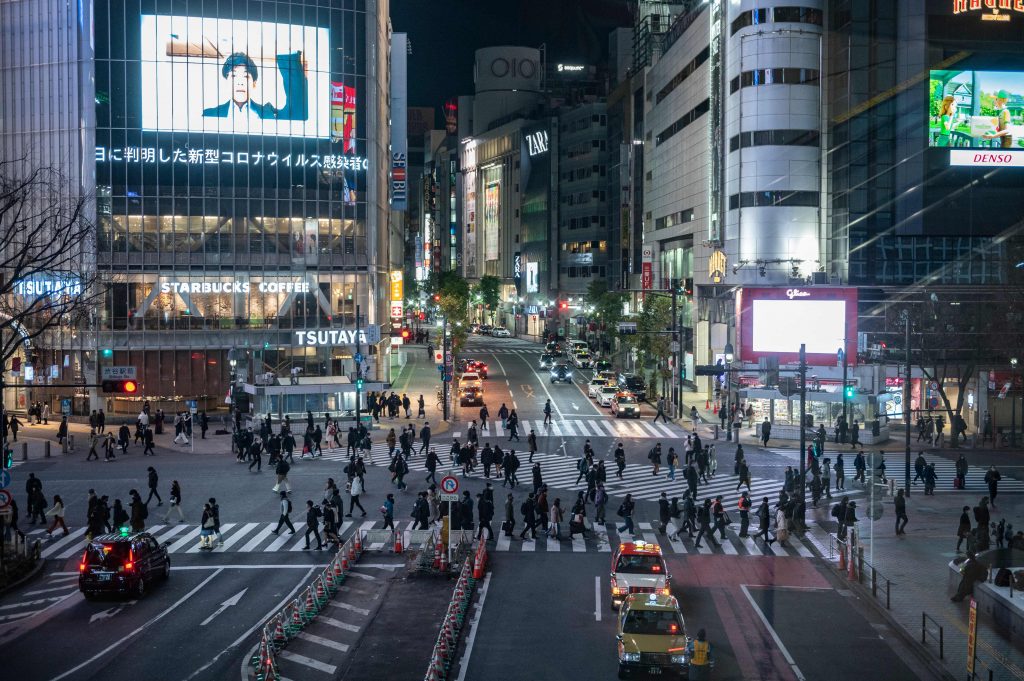 Pedestrians walk at crossing of Shibuya district in Tokyo during the first day under a state of emergency over the COVID-19 coronavirus pandemic, Jan. 8, 2021. (File photo/AFP)