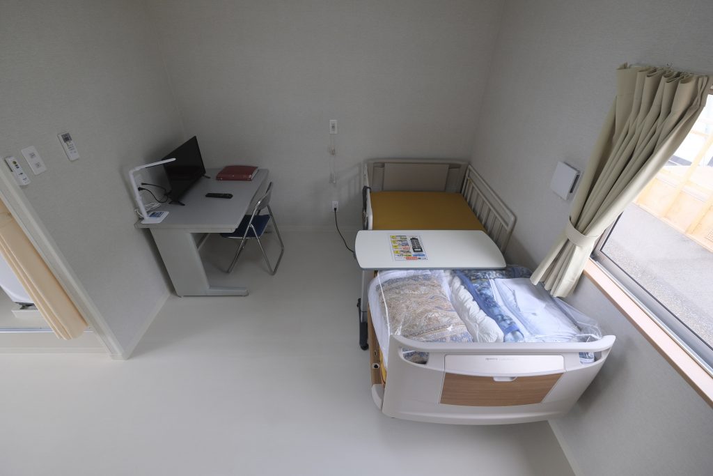 The number of hospital beds varies from region to region, so the prefectural government coordinates hospitalization of coronavirus patients integrally through a relevant center that opened in March last year, with severely ill people and those at a high risk of developing severe symptoms given a priority. (AFP)